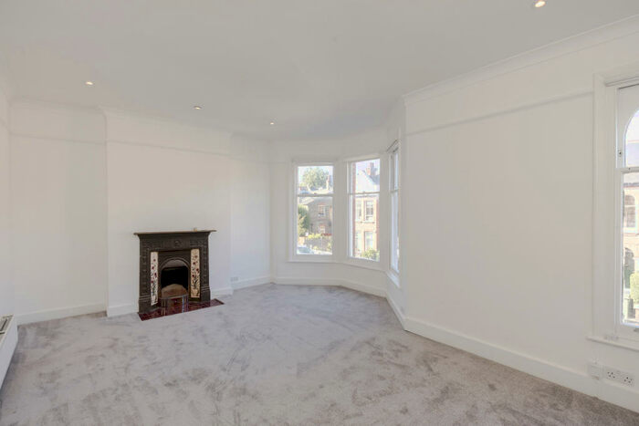 3 Bedroom Flat To Rent In Glenfield Road, Balham, SW12