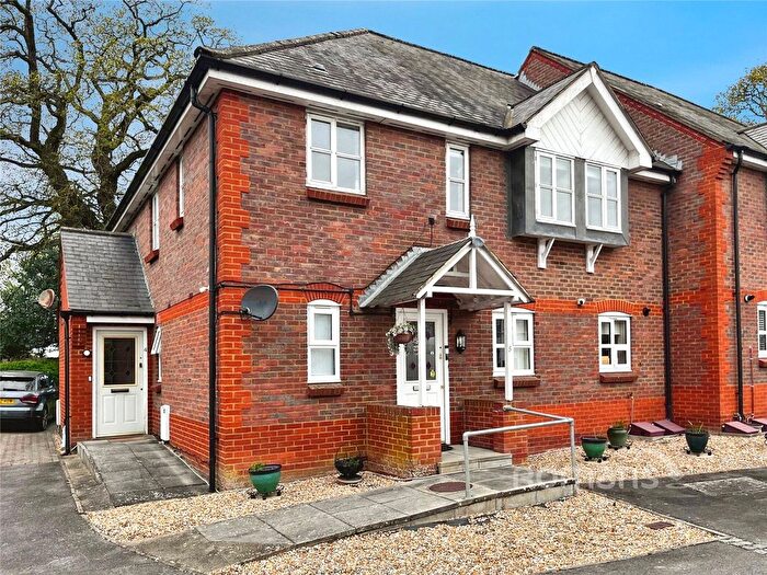 2 Bedroom Flat To Rent In Woodland Crescent, Farnborough, Hampshire, GU14
