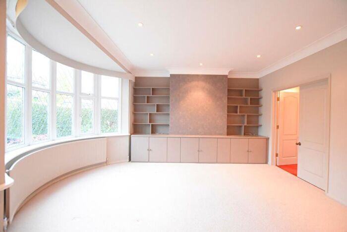 3 Bedroom Semi-Detached House To Rent In Michleham Down, London, N12