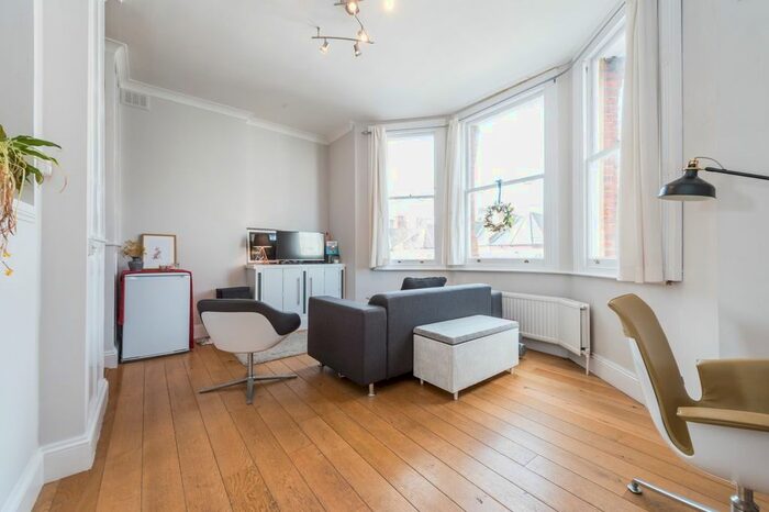 1 Bedroom Flat To Rent In Lakeside Road, London, W14