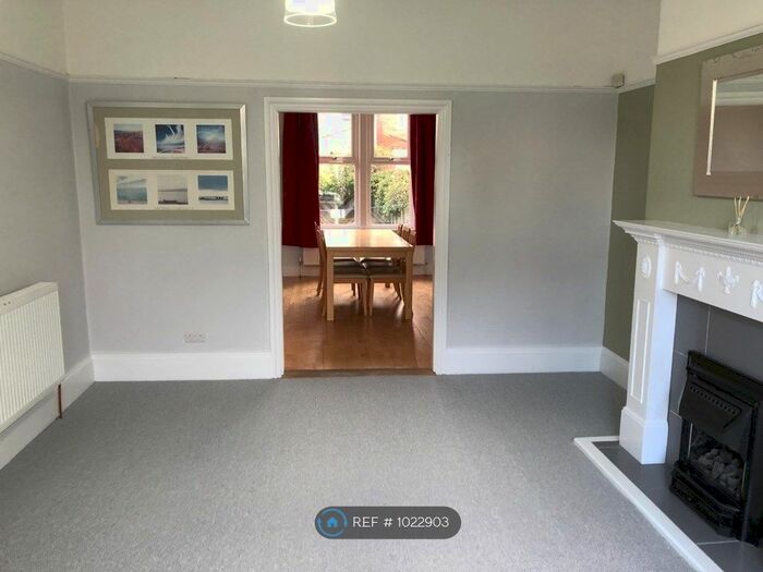 4 Bedroom Semi-Detached House To Rent In Gledhow Avenue, Leeds, LS8