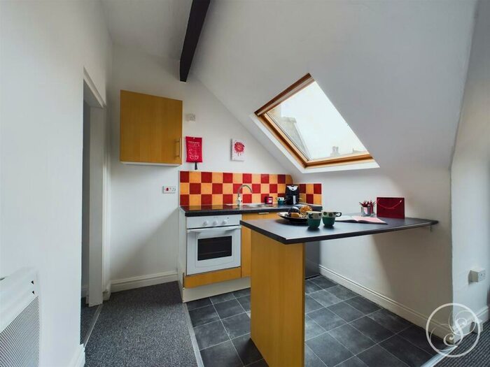 3 Bedroom Terraced House For Sale In Hillcrest View, LS7