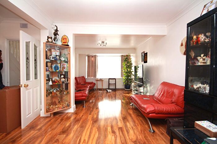 5 Bedroom Semi Detached House To Rent In High Worple, Rayners Lane, Harrow, HA2