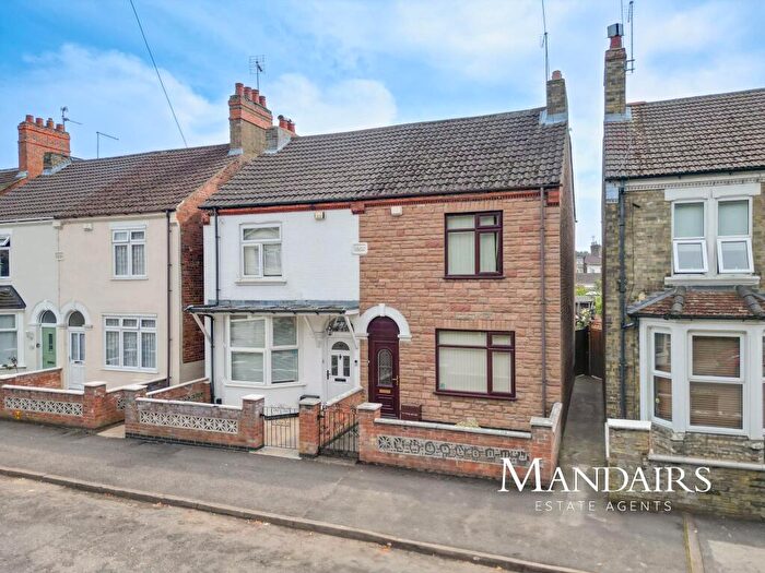 3 Bedroom Semi-Detached House For Sale In Queens Walk, Woodston, Peterborough, PE2
