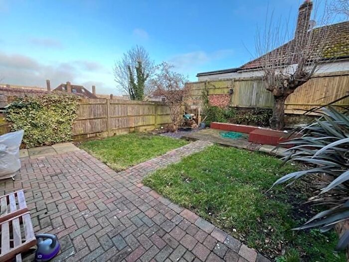 2 Bedroom Detached Bungalow To Rent In Oakdene Crescent, Portslade, Brighton, BN41