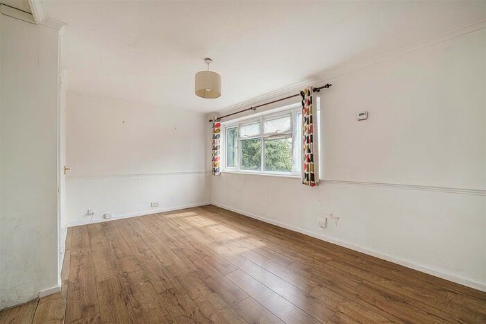 3 Bedroom Flat To Rent In Chalkenden Close, Penge, SE20