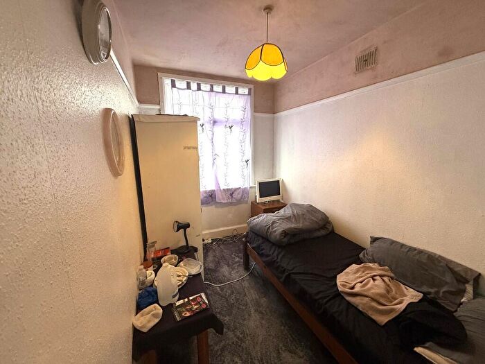 3 Bedroom Flat For Sale In Bargates, Christchurch, Dorset, BH23