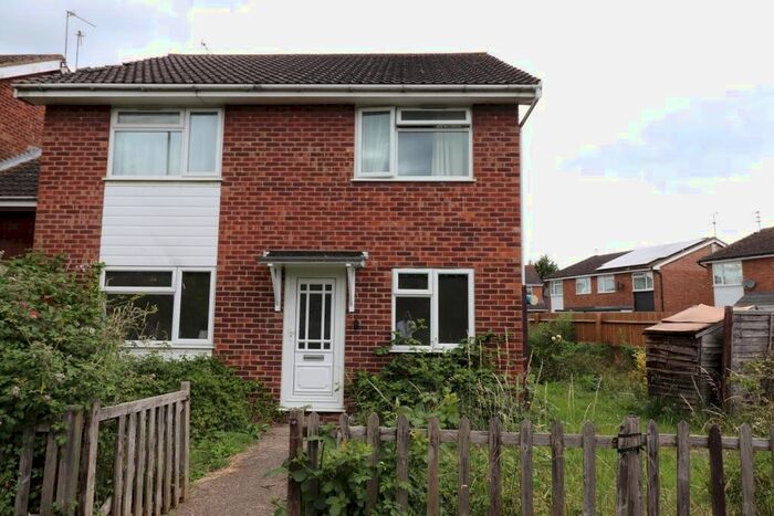 2 Bedroom Maisonette To Rent In Kenilworth Drive, Aylesbury, HP19
