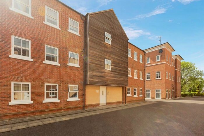 2 Bedroom Apartment For Sale In Pine Street, Aylesbury, HP19