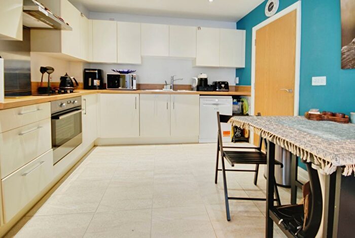 2 Bedroom Flat For Sale In Gartlet Road, Watford, WD17