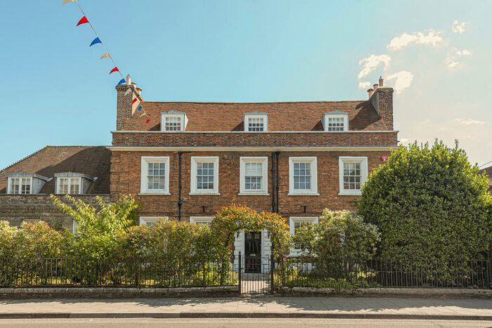 9 Bedroom House To Rent In St. Thomas Street, Lymington, SO41