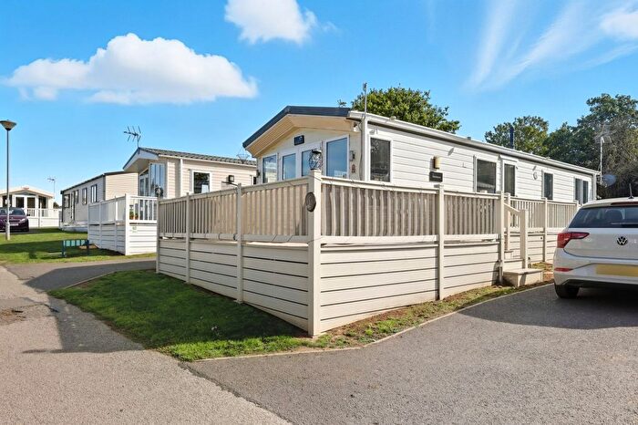 2 Bedroom Mobile/park Home For Sale In Colchester Road, St. Osyth, Clacton-On-Sea, CO16