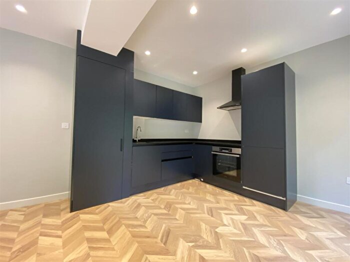 Flat To Rent In Anerley Hill, London, SE19