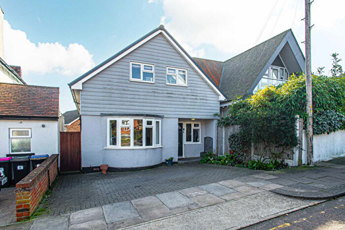 4 Bedroom Detached House For Sale In Hillside Crescent, Leigh-on-sea, SS9