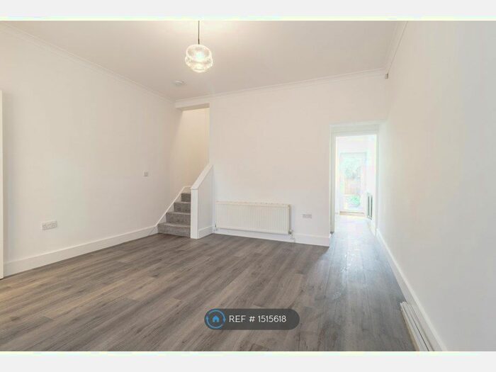 2 Bedroom Flat To Rent In Merton Road, Wimbledon, SW19