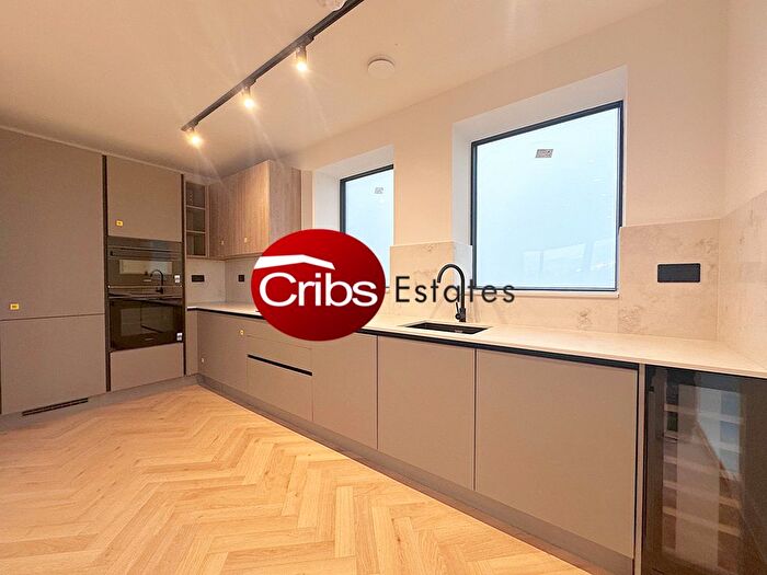 2 Bedroom Flat To Rent In London, SW20