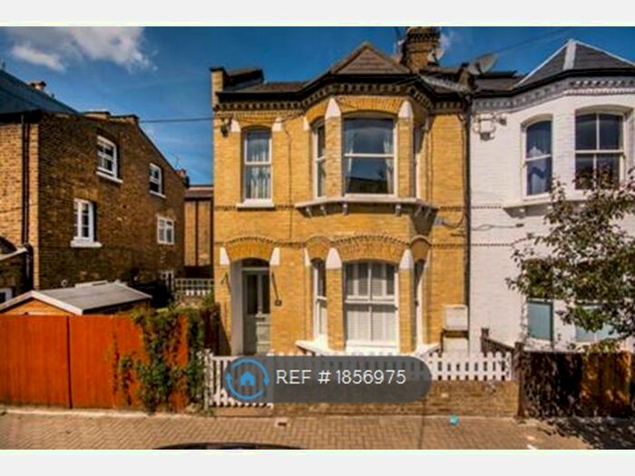 3 Bedroom Maisonette To Rent In Ingelow Road, London, SW8