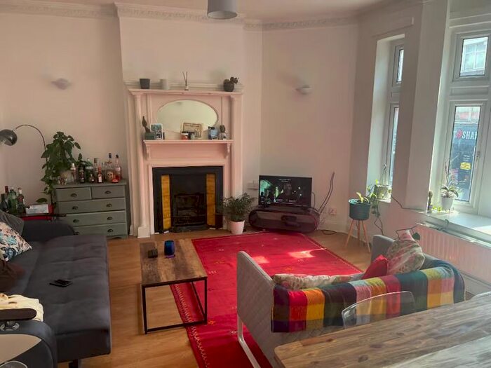 3 Bedroom Flat To Rent In Upper Tooting Road, London, SW17