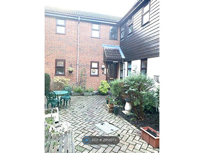 1 Bedroom Flat To Rent In Hamilton Court, Leatherhead, KT23
