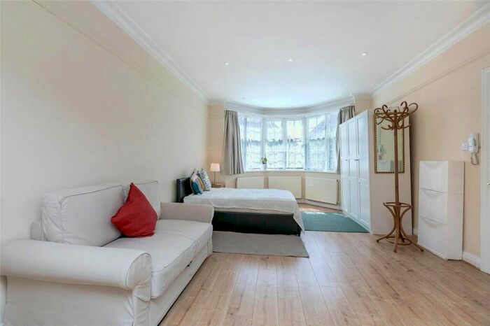 Studio To Rent In Clifton Gardens, Golders Green, NW11