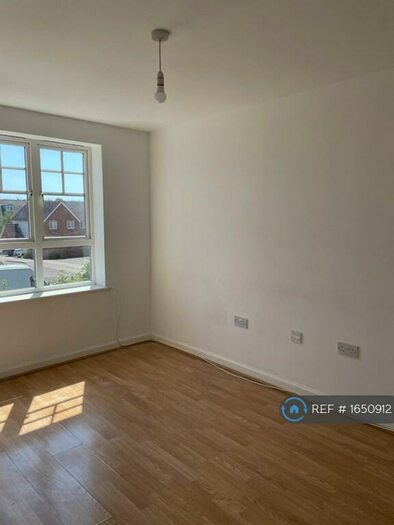 2 Bedroom Flat To Rent In Greenhaven Drive, London, SE28