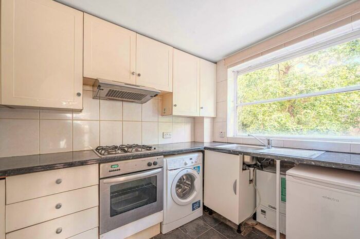 2 Bedroom Flat To Rent In Fairview Court, Mill Hill, London, NW4
