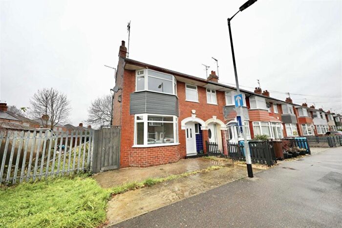 3 Bedroom End Of Terrace House For Sale In Kirkham Drive, Hull, HU5