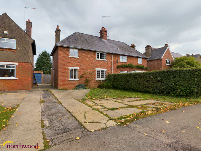 3 Bedroom Semi-Detached House To Rent In Springfield Avenue, Banbury, OX16