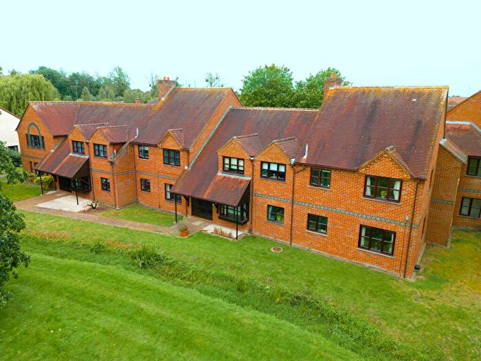 2 Bedroom Flat To Rent In Field Gardens, Steventon, OX13