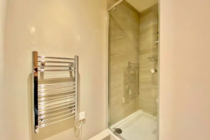 1 Bedroom Flat To Rent In Centenary House, North Street, Leeds, West Yorkshire, LS2