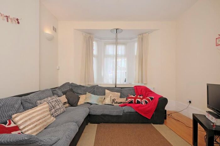 3 Bedroom Flat To Rent In Askew Road, London, W12