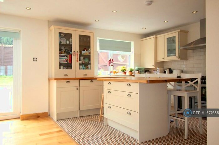 4 Bedroom End Of Terrace House To Rent In Ingleway, London, N12