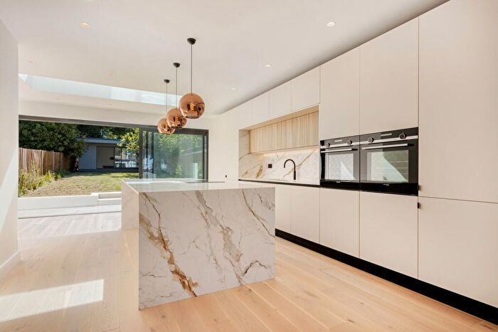 5 Bedroom Semi-Detached House For Sale In Courthouse Road, London, N12