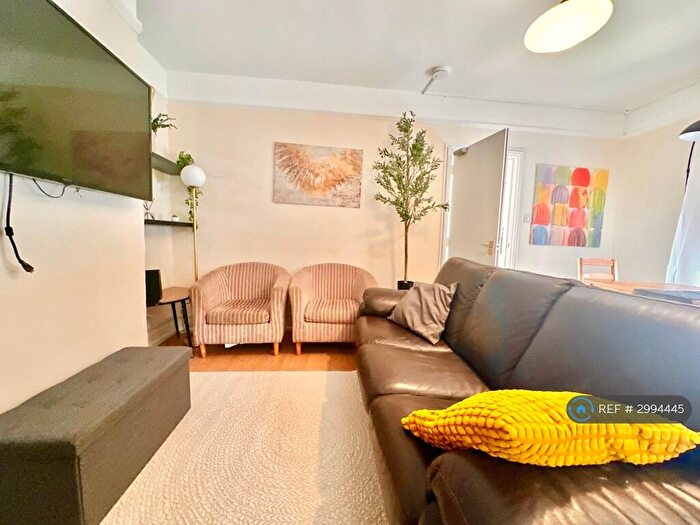 3 Bedroom Flat To Rent In Milton Road, Southampton, SO15