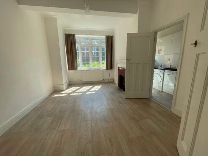 3 Bedroom Apartment To Rent In Archway Road, London, N6
