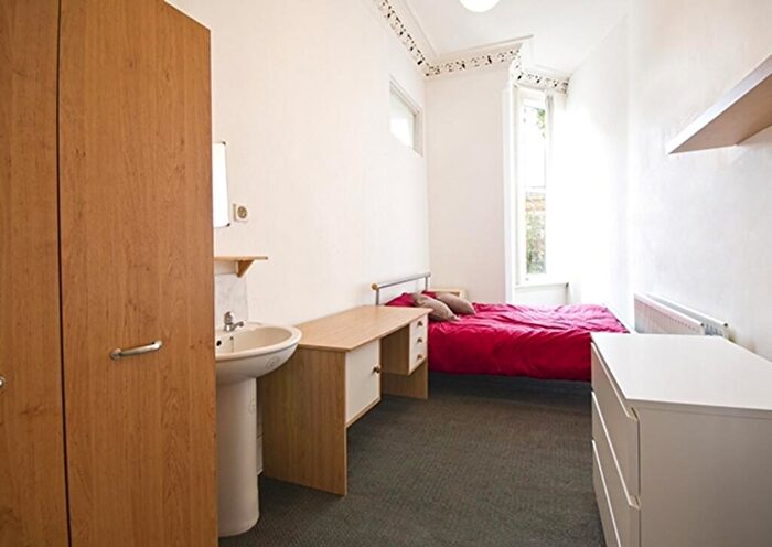 1 Bedroom Flat To Rent In Forest Road West, Nottingham, NG7