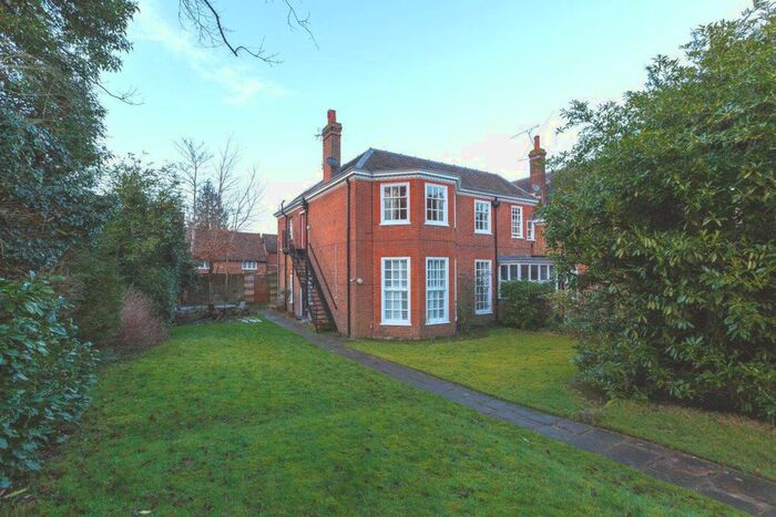 2 Bedroom Flat To Rent In Worships Hill, Riverhead, TN13