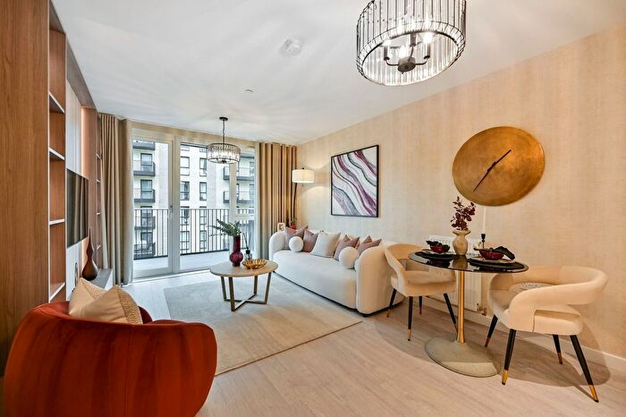 2 Bedroom Flat For Sale In Hayes Village, Hayes, UB3