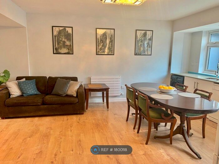 4 Bedroom Flat To Rent In Marzell House, London, W14
