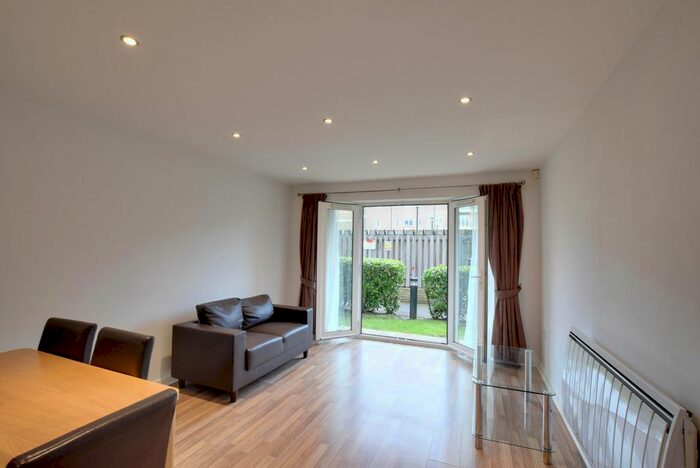 2 Bedroom Flat To Rent In Branagh Court, Reading, RG30