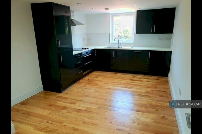 3 Bedroom Flat To Rent In Wood Vale, London, SE23
