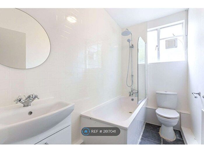 3 Bedroom Flat To Rent In Thurleigh Court, London, SW12