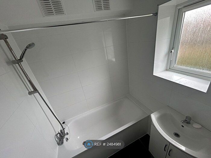 3 Bedroom Flat To Rent In Elgar House, London, N8