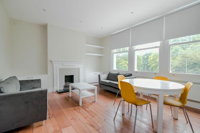 3 Bedroom Flat To Rent In Cavendish Parade, Clapham, London, SW4