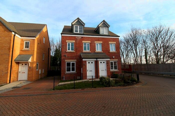 3 Bedroom Semi-Detached House To Rent In Beech Tree Avenue, Kirkstall, Leeds, LS5