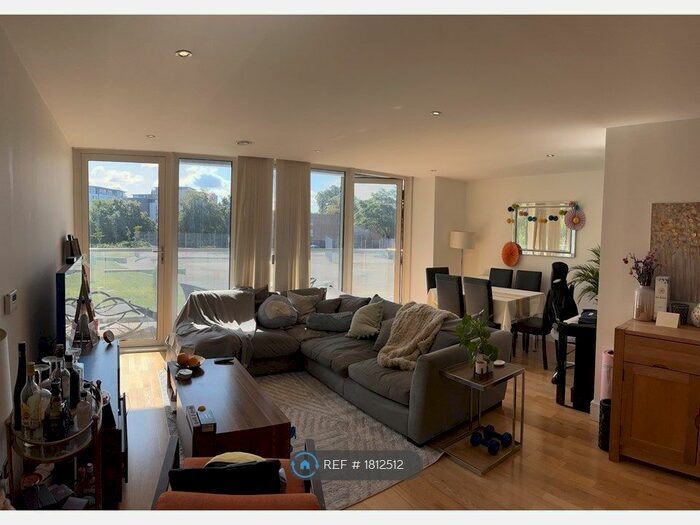 3 Bedroom Flat To Rent In The Crescent, London, SE8