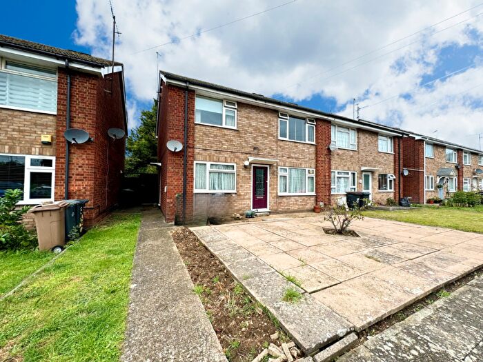 2 Bedroom Maisonette For Sale In Canterbury Close, Luton, LU3