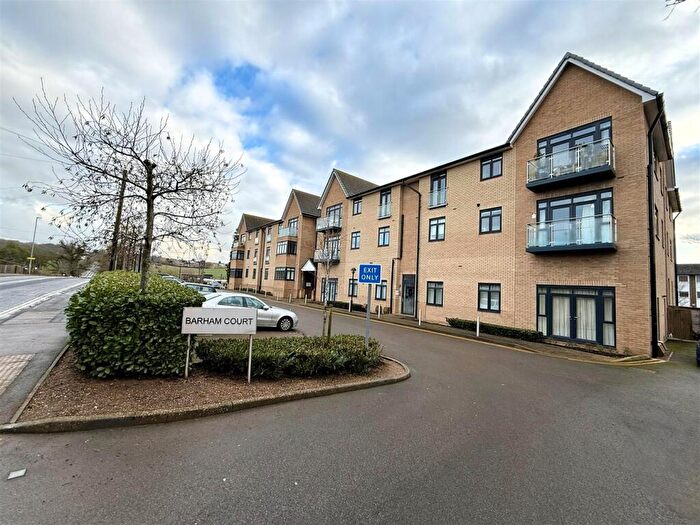 2 Bedroom Flat For Sale In Station Road, Cuffley, Potters Bar, EN6