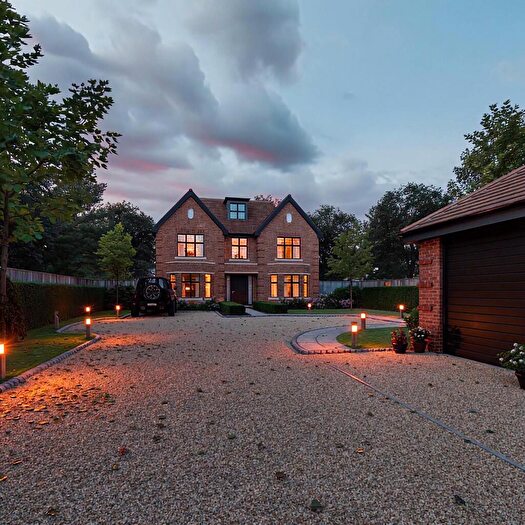 5 Bedroom Detached House For Sale In Vernon Walk, Tadworth, Surrey, KT20