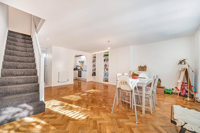 3 Bedroom Flat To Rent In Searles Close, Battersea, London, SW11